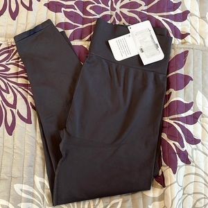 NWT Fabletics Seamless Highwaisted Solid 7/8 Leggings in XL